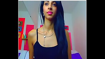 Modelo Deslumbrante Mostra Na Webcam Com Um Dildo Anal