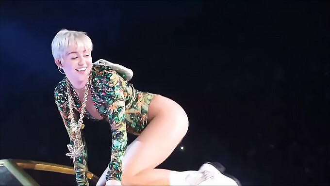 Amerykańska Amatorka Miley Cyrus Osiąga Orgazm