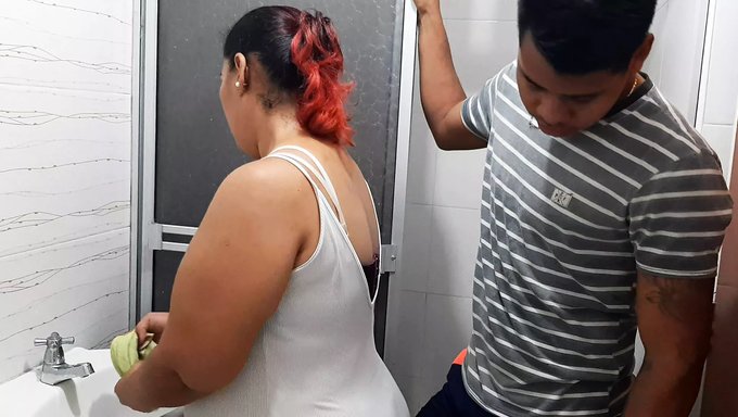 Mature Milf Masturbates In The Bathroom While Getting Cunnilingus