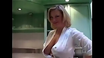 Reife Blonde Milf Zeigt Ihre Großen Natürlichen Titten In Hausgemachtem Video