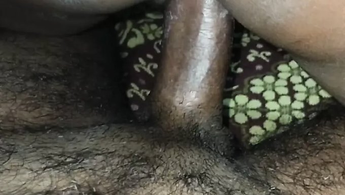 Aunty Indulges In Female Ejaculation And Squirting