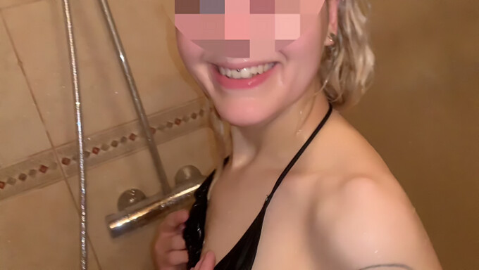 Junges Italienisches Girl Bekommt Unter Der Dusche Den Knackigen Arsch Gedehnt