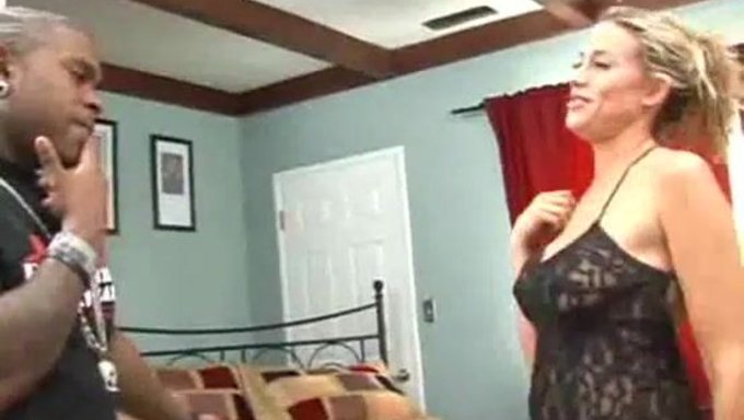 Hot Milf Kylie Worthy'S Squirting Adventures With A Pizza Delivery Boy
