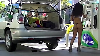 Latina-Ehefrau Nikki Brazil Zeigt Ihren Unterrock Und Wird An Einer Tankstelle Von Einem Spanner Erwischt