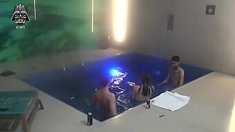 Doble Placer: Bellezas Tatuadas Y Rubias En Trío En La Piscina.