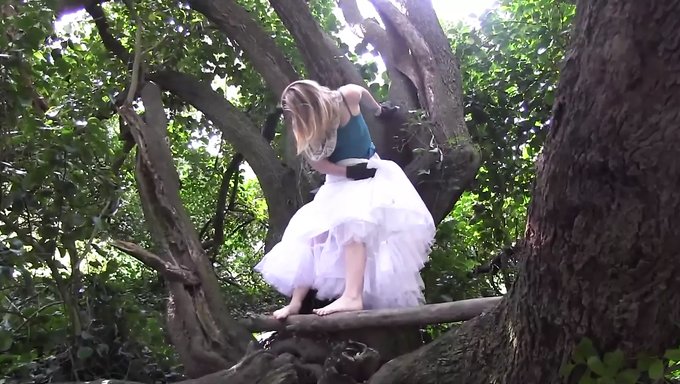Blonde Teen Enjoys Outdoor Masturbation Session