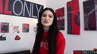 Piękna Brunetka Lydia Black Cieszy Się Seksem Analnym Od Tyłu