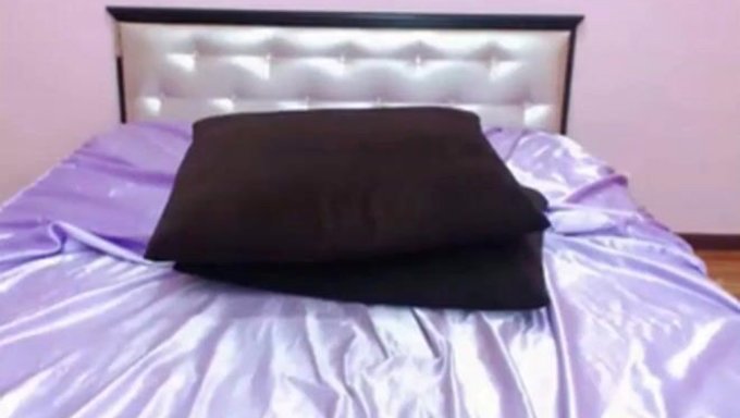 Amateur Asian Girl Masturbates On Webcam