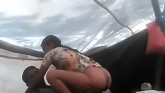 Vidéo Maison D'Un Couple Mature S'Amusant Pendant Le Sexe