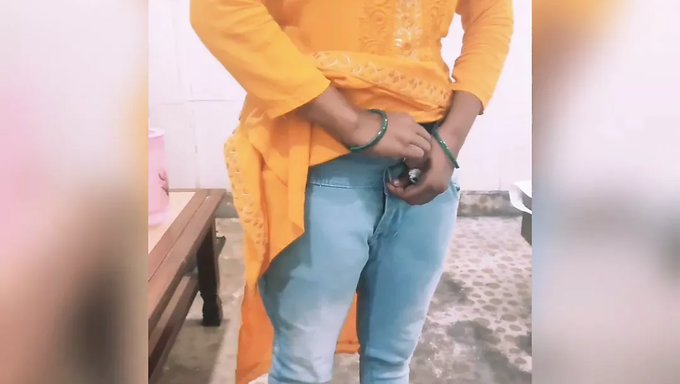 Rosielombia'S Hot Handjob And Fisting Action