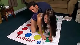 Se Yaz Ha Det Gøy Med Å Spille Twister I Denne Hete Videoen