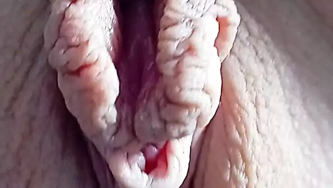 Blonde Amateur Enjoys Facesitting And Pussy Licking