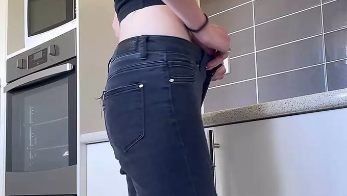Amateur Australian Girl Gets Off In The Kitchen