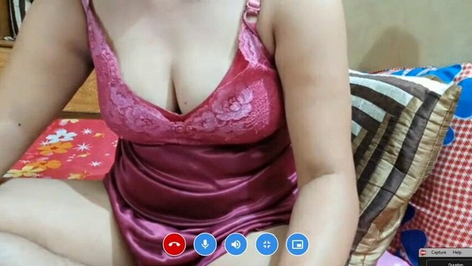 Indian Aunty Shows Off Her Big Ass And Natural Pussy