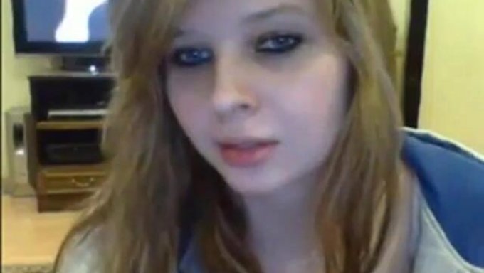 Amateur Webcam Model Flaunts Her Big Butt