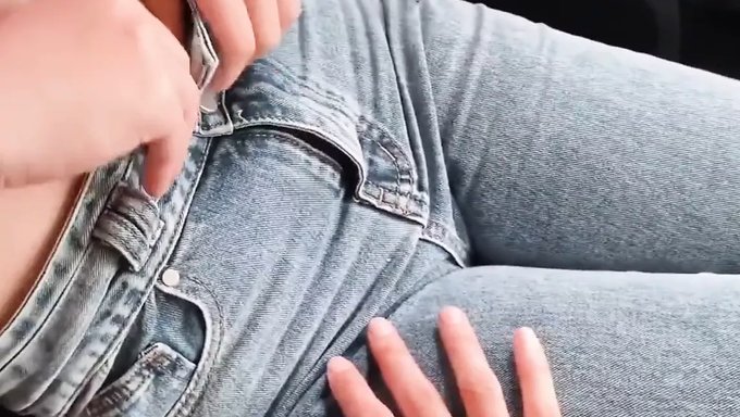 Romantic And Sensual Video Of A Sabahan Girl Getting Fingering