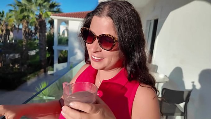 A Step Mom Is Horny In The Morning At The Hotel