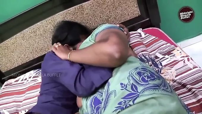 Bisexual Aunty Enjoys A Steamy Encounter With Cable Boy